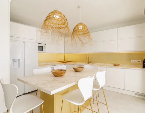 Penthouse for sale in Alcazaba Beach, Estepona East