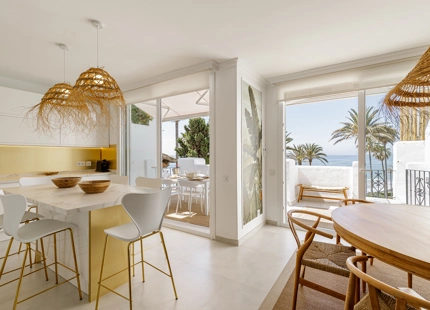 APARTAMENTO EN PRIMERA LINEA DE PLAYA EN VENTA EN ESTEPONA