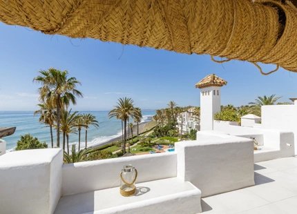 APARTAMENTO EN PRIMERA LINEA DE PLAYA EN VENTA EN ESTEPONA