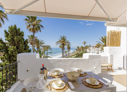 APARTAMENTO EN PRIMERA LINEA DE PLAYA EN VENTA EN ESTEPONA