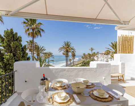APARTAMENTO EN PRIMERA LINEA DE PLAYA EN VENTA EN ESTEPONA
