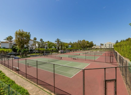 APARTAMENTO EN PRIMERA LINEA DE PLAYA EN VENTA EN ESTEPONA