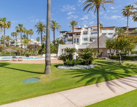 Penthouse for sale in Alcazaba Beach, Estepona East
