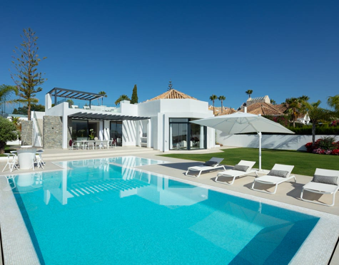 Villa for sale in Aloha, Nueva Andalucia