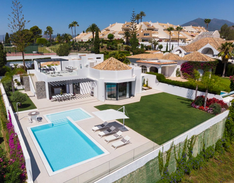 Villa for sale in Aloha, Nueva Andalucia