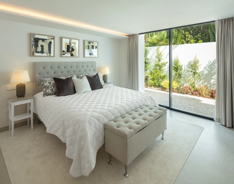 Villa for sale in Aloha, Nueva Andalucia