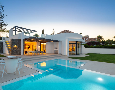 VENTA DE VILLA MODERNA EN ALOHA