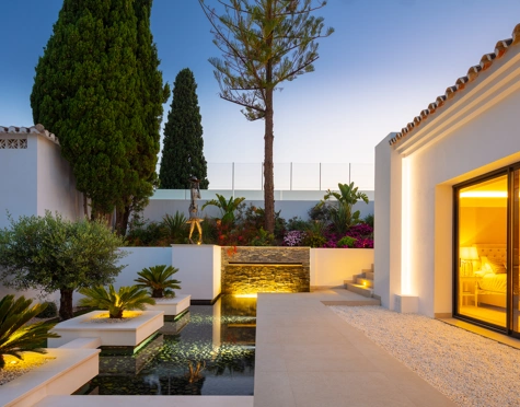Villa for sale in Aloha, Nueva Andalucia