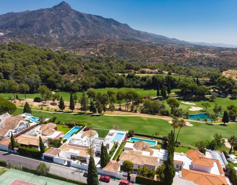 Villa for sale in Aloha, Nueva Andalucia