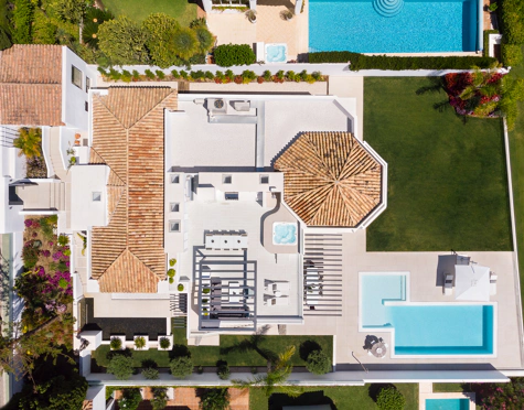 Villa for sale in Aloha, Nueva Andalucia