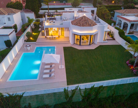 Villa for sale in Aloha, Nueva Andalucia