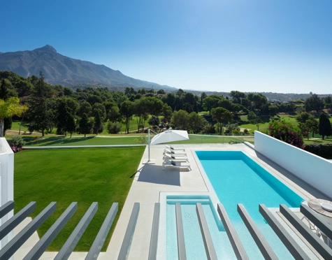Villa for sale in Aloha, Nueva Andalucia