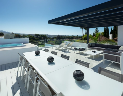 Villa for sale in Aloha, Nueva Andalucia