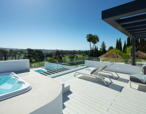 Villa for sale in Aloha, Nueva Andalucia
