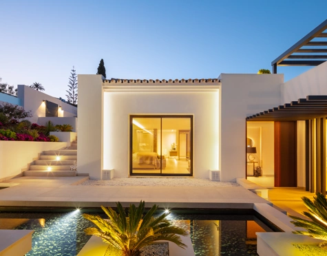 Villa for sale in Aloha, Nueva Andalucia