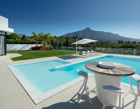Villa for sale in Aloha, Nueva Andalucia