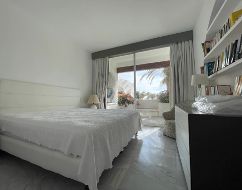 Penthouse for sale in Alcazaba Beach, Estepona East