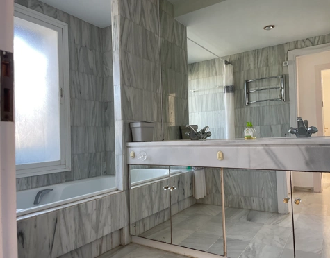 Penthouse for sale in Alcazaba Beach, Estepona East