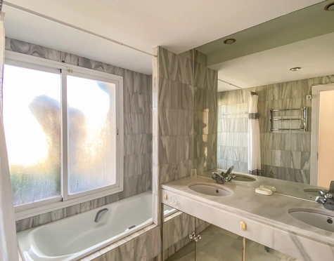 Penthouse for sale in Alcazaba Beach, Estepona East