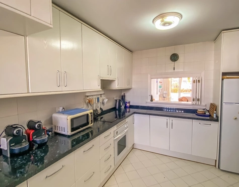 Penthouse for sale in Alcazaba Beach, Estepona East