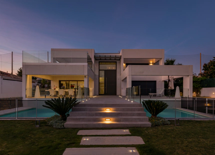 VENTA DE VILLA MODERNA EN PRIMERA LINEA DE GOLF EN NUEVA ANDALUCIA