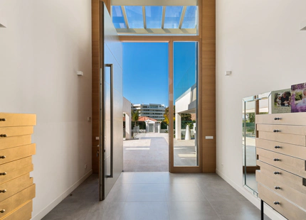 VENTA DE VILLA MODERNA EN PRIMERA LINEA DE GOLF EN NUEVA ANDALUCIA