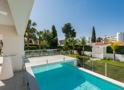 VENTA DE VILLA MODERNA EN PRIMERA LINEA DE GOLF EN NUEVA ANDALUCIA
