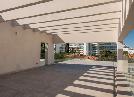 VENTA DE VILLA MODERNA EN PRIMERA LINEA DE GOLF EN NUEVA ANDALUCIA