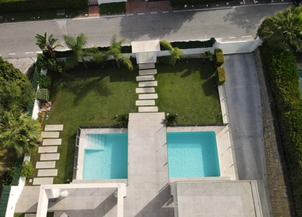 VENTA DE VILLA MODERNA EN PRIMERA LINEA DE GOLF EN NUEVA ANDALUCIA