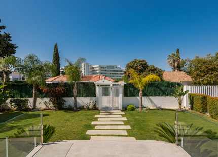 VENTA DE VILLA MODERNA EN PRIMERA LINEA DE GOLF EN NUEVA ANDALUCIA