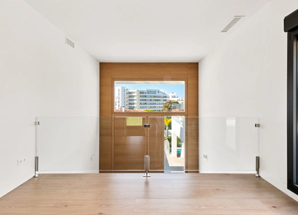 VENTA DE VILLA MODERNA EN PRIMERA LINEA DE GOLF EN NUEVA ANDALUCIA