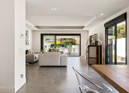 VENTA DE VILLA MODERNA EN PRIMERA LINEA DE GOLF EN NUEVA ANDALUCIA