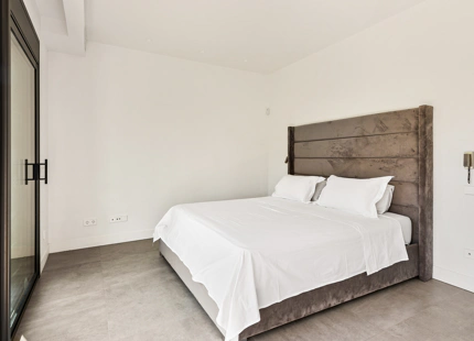 VENTA DE VILLA MODERNA EN PRIMERA LINEA DE GOLF EN NUEVA ANDALUCIA