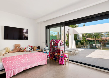 VENTA DE VILLA MODERNA EN PRIMERA LINEA DE GOLF EN NUEVA ANDALUCIA
