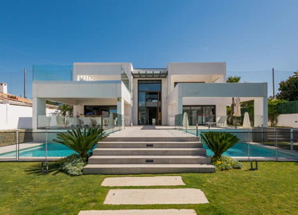VENTA DE VILLA MODERNA EN PRIMERA LINEA DE GOLF EN NUEVA ANDALUCIA