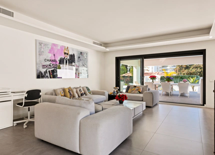 VENTA DE VILLA MODERNA EN PRIMERA LINEA DE GOLF EN NUEVA ANDALUCIA