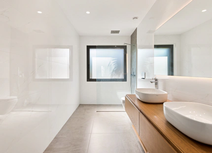 VENTA DE VILLA MODERNA EN PRIMERA LINEA DE GOLF EN NUEVA ANDALUCIA