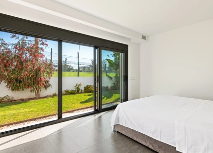 VENTA DE VILLA MODERNA EN PRIMERA LINEA DE GOLF EN NUEVA ANDALUCIA