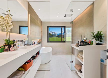 VENTA DE VILLA MODERNA EN PRIMERA LINEA DE GOLF EN NUEVA ANDALUCIA