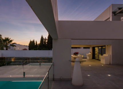 VENTA DE VILLA MODERNA EN PRIMERA LINEA DE GOLF EN NUEVA ANDALUCIA