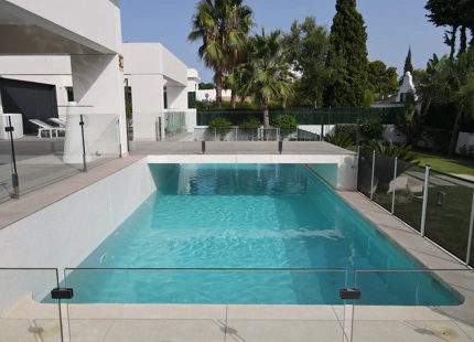 VENTA DE VILLA MODERNA EN PRIMERA LINEA DE GOLF EN NUEVA ANDALUCIA