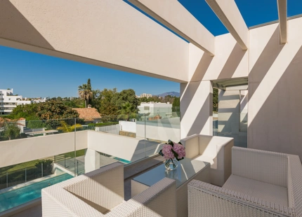 VENTA DE VILLA MODERNA EN PRIMERA LINEA DE GOLF EN NUEVA ANDALUCIA