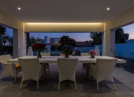 VENTA DE VILLA MODERNA EN PRIMERA LINEA DE GOLF EN NUEVA ANDALUCIA