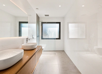VENTA DE VILLA MODERNA EN PRIMERA LINEA DE GOLF EN NUEVA ANDALUCIA