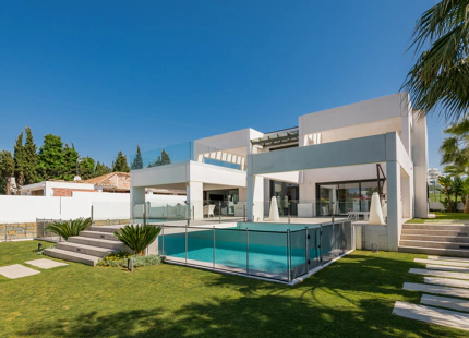 VENTA DE VILLA MODERNA EN PRIMERA LINEA DE GOLF EN NUEVA ANDALUCIA