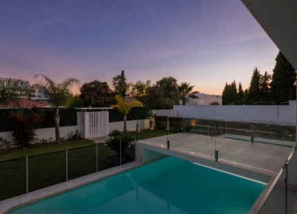 VENTA DE VILLA MODERNA EN PRIMERA LINEA DE GOLF EN NUEVA ANDALUCIA