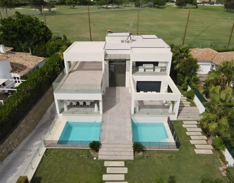 VENTA DE VILLA MODERNA EN PRIMERA LINEA DE GOLF EN NUEVA ANDALUCIA