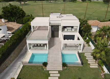 VENTA DE VILLA MODERNA EN PRIMERA LINEA DE GOLF EN NUEVA ANDALUCIA