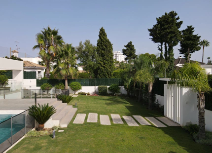 VENTA DE VILLA MODERNA EN PRIMERA LINEA DE GOLF EN NUEVA ANDALUCIA