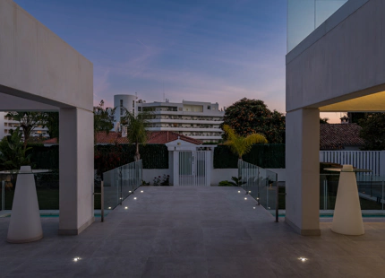 VENTA DE VILLA MODERNA EN PRIMERA LINEA DE GOLF EN NUEVA ANDALUCIA